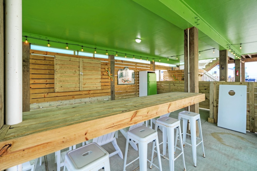 Priv Pool, Covered Patio Lounge w/ Bar, Sunset Views Green Gecko by Avantstay view 4
