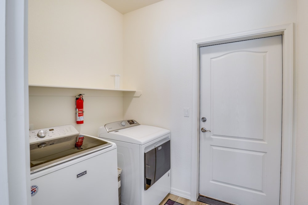 Bullhead City Home: Central A/C + Pool Access view 3