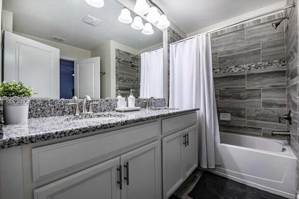 Stylish 4 Bed 3 Ba Pool Home view 5