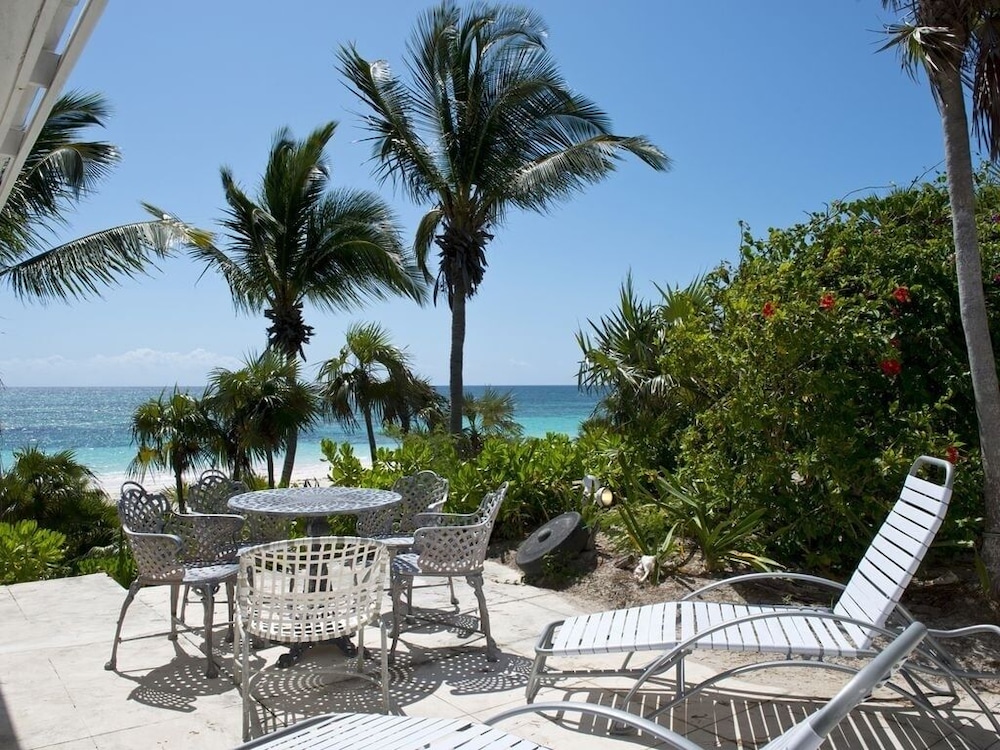 Hohum - Private Beachfront House On Exclusive Windermere 3 Bedroom Home