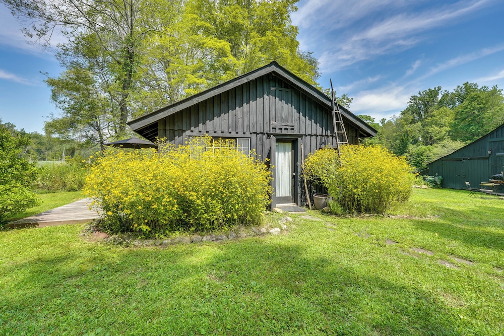 Highland 1850s Studio Barn on Sprawling 4.5 Acres!