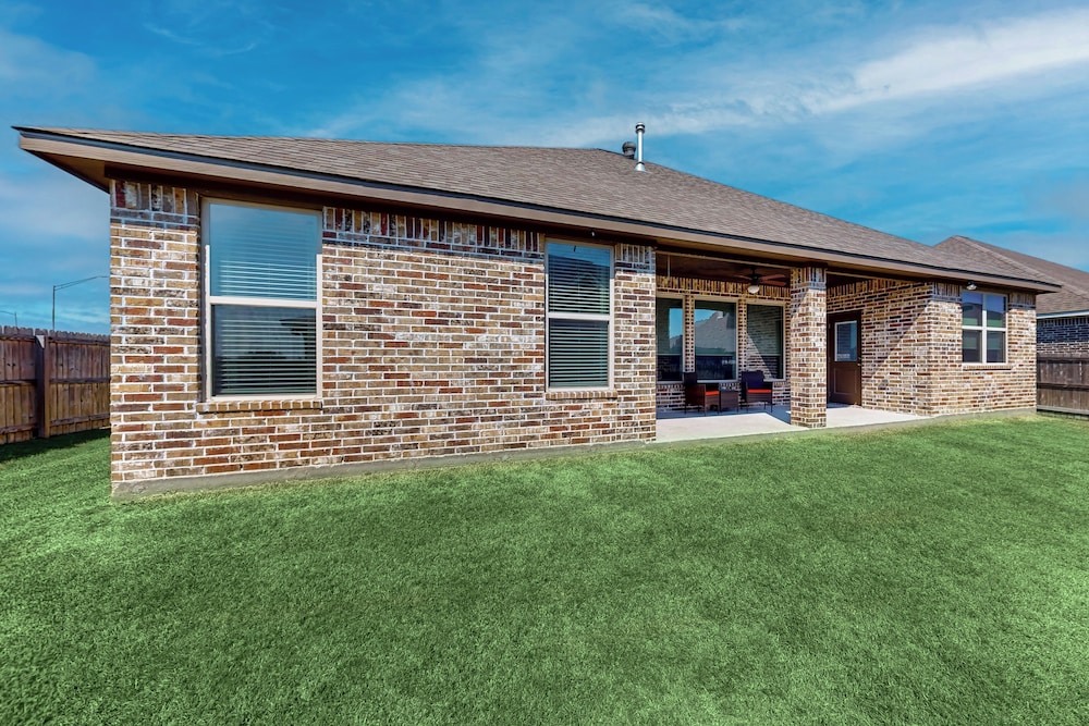 3BR Cozy Home w/ Enclosed Backyard & W/D