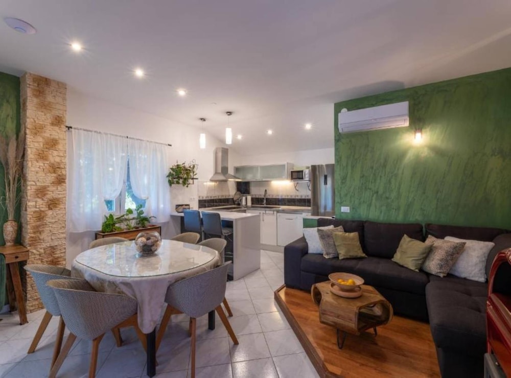 Idyllic Escape Villa Maretici With Pool and Private Garden