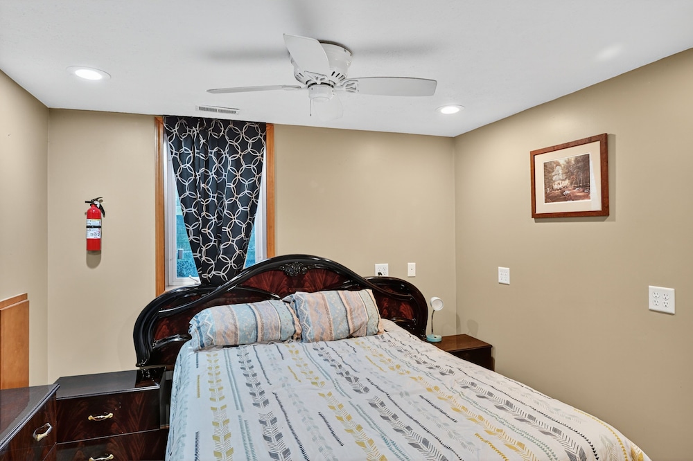 Cozy Retreat With Hot Tub In Peaceful Goshen 4 Bedroom Home