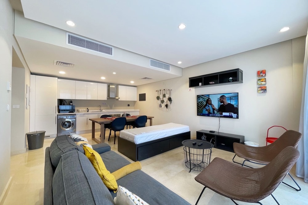 Xuru Stays I Exotic 1bdr w/ Outdoor Terrace Pool & Beach Access