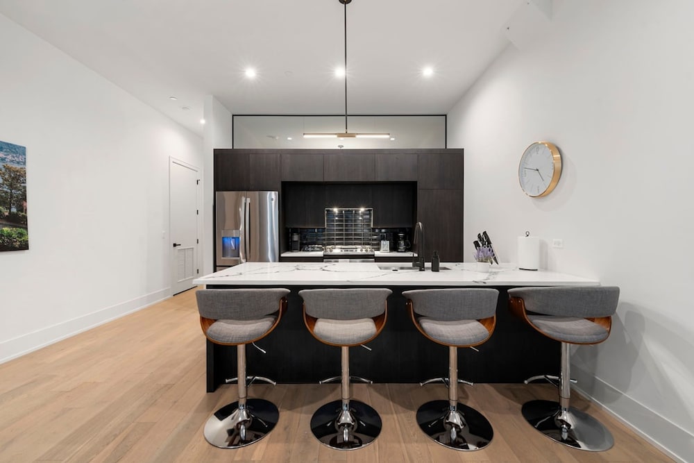 Chic 2BR 2BA Condo w Balcony - River North Chicago