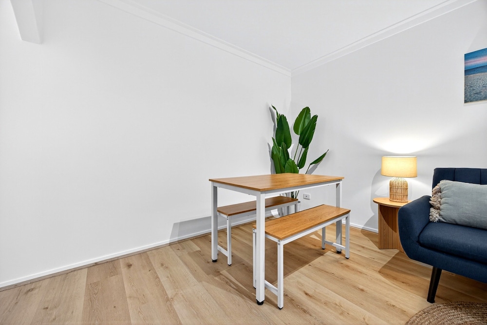 Bright 2-bed Unit Near Scarborough Beach