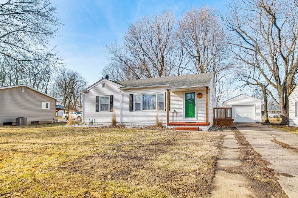 < 1 Mi to Route 66: Home w/ Large Yard!