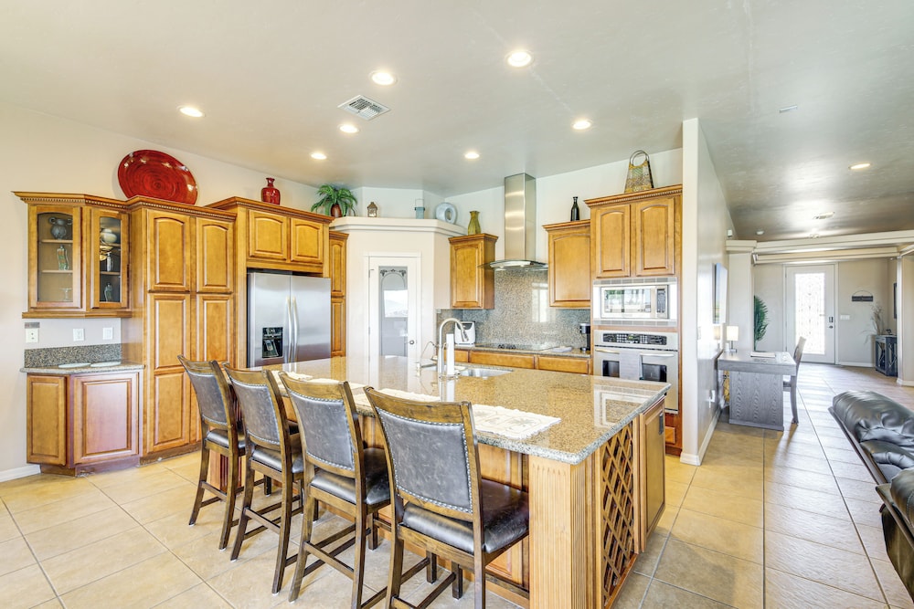 Lake View & Games: Spacious Oasis in Lake Havasu!