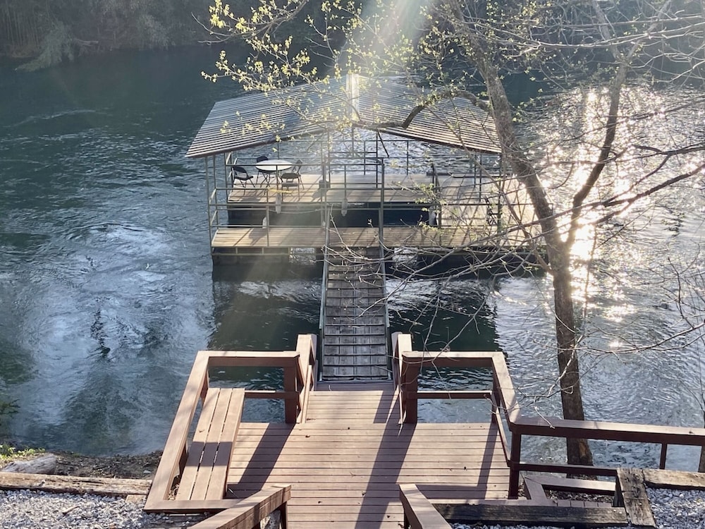 Riverbend Serenity Cabins view 4