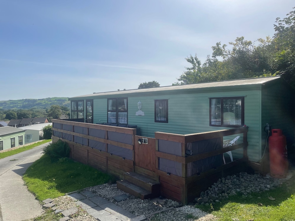 Caravansleeps6-parking-pool-mountain-petsok