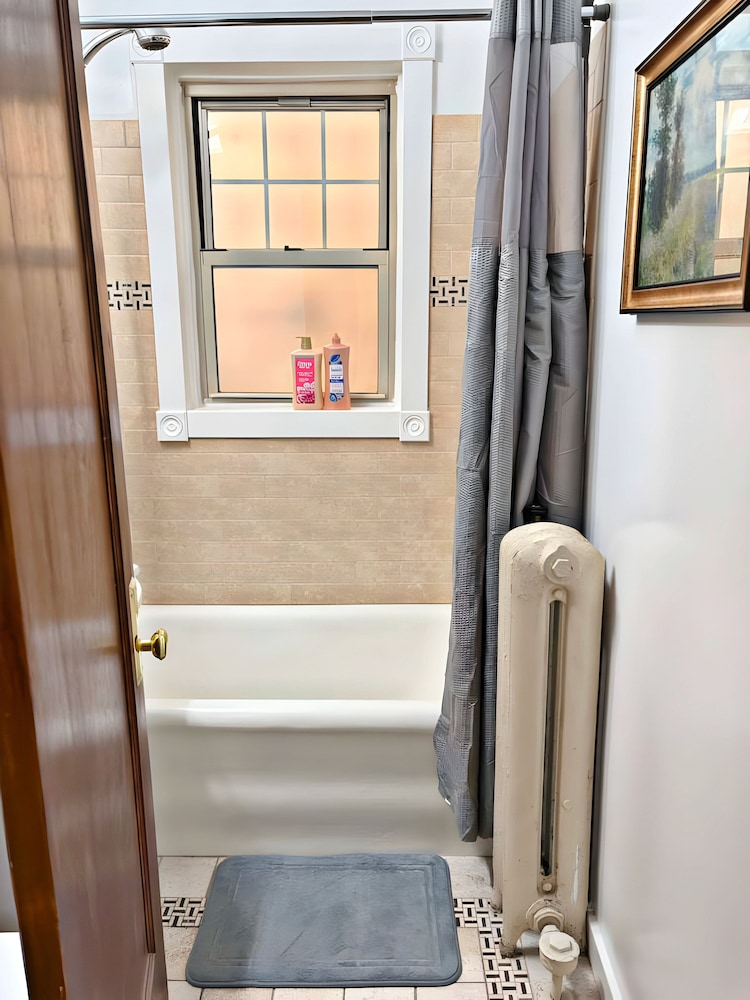 Perfectly Located 1BR - Hinman D2