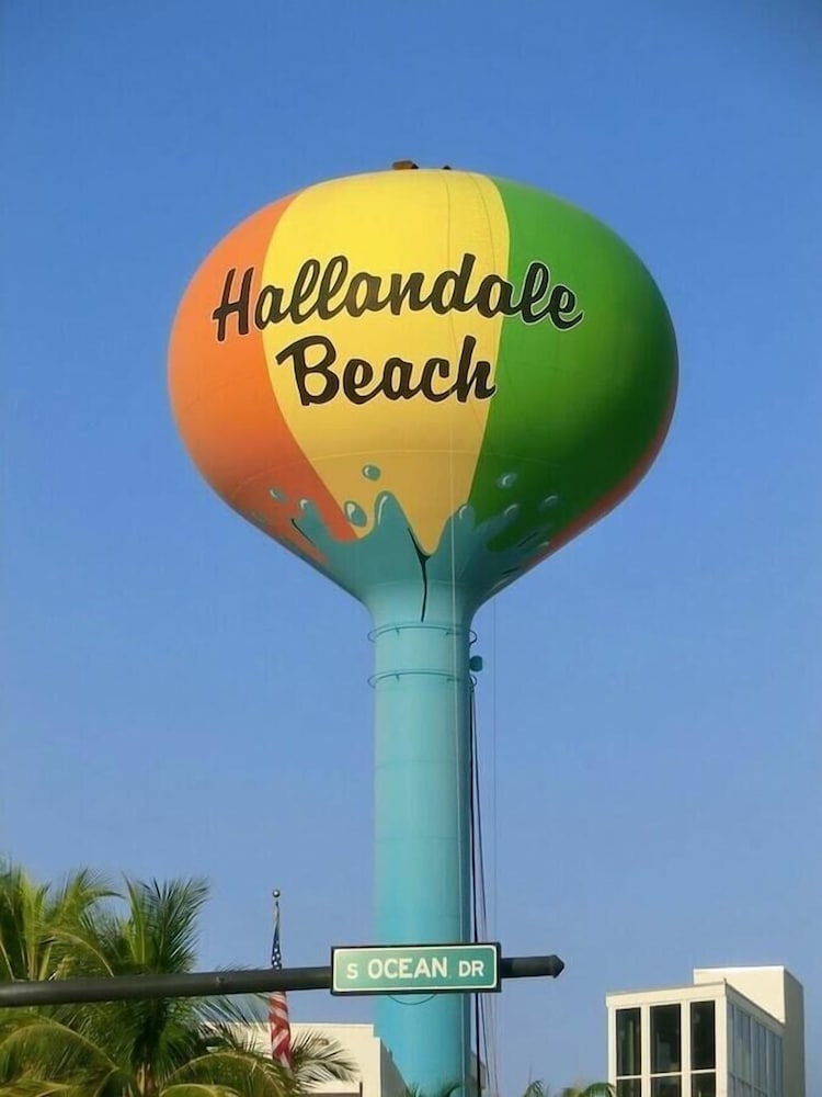 Hallandale Beach Vacation Home Pool Miami view 4
