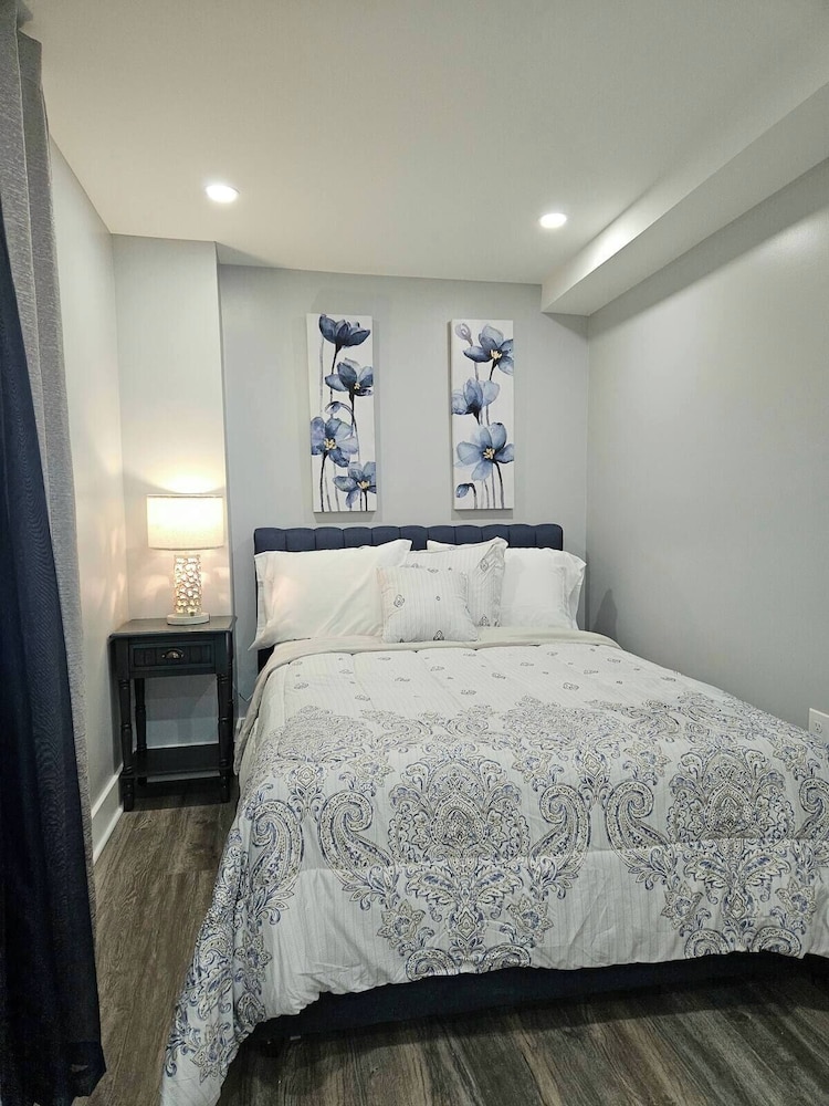 Cozy Home near City Center with Hot tub