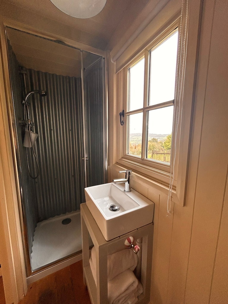 Tranquil Cabin Retreat Near Chepstow