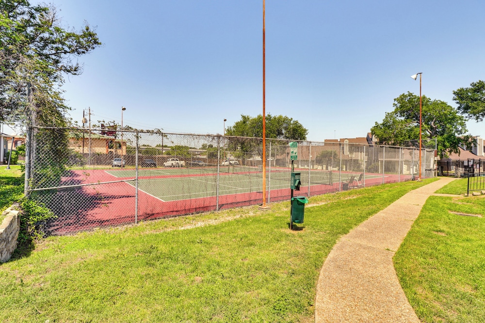 4 Mi to Dtwn: Gem w/ Pool Access & Patio in Austin