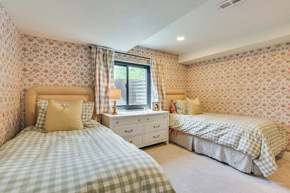 Ski, Hike & More: Homey Huntsville Retreat!
