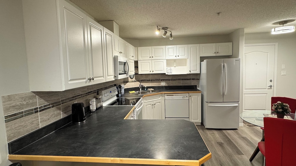 MainFloorCondo CozyFurnished Independent