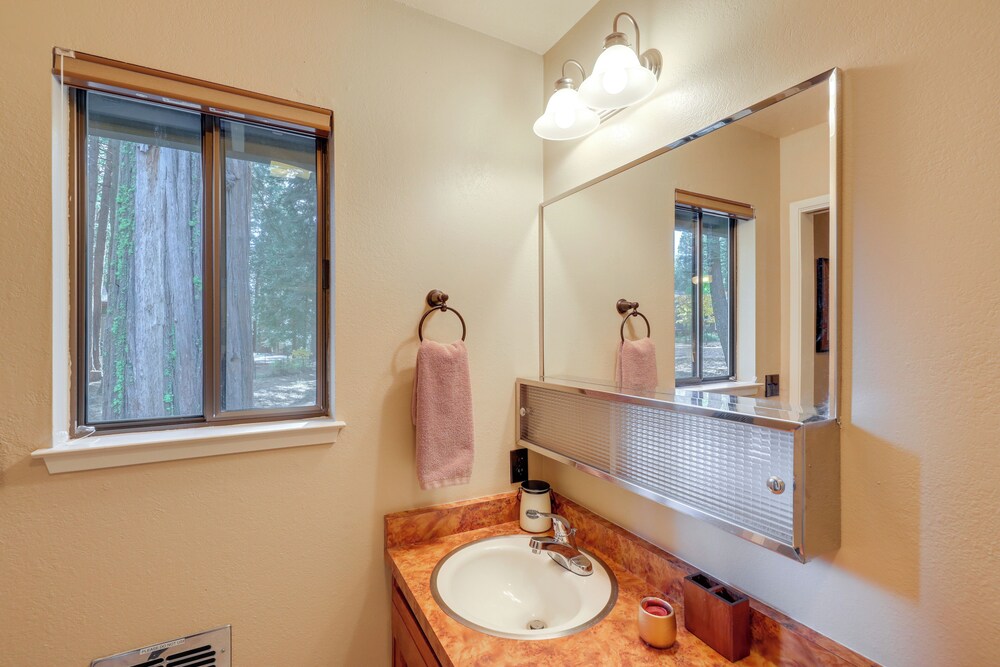 Quiet Cabin w/ Deck: Near Lake Almanor!