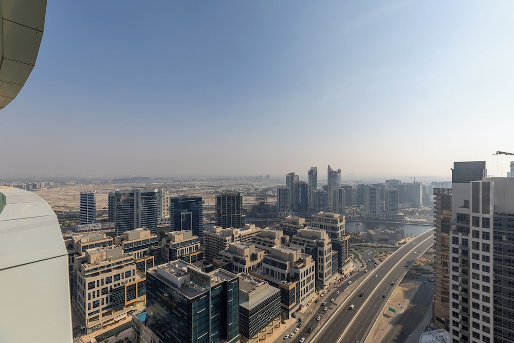 Maison Privee - Dazzling Downtown Retreat w/ Panoramic City Views