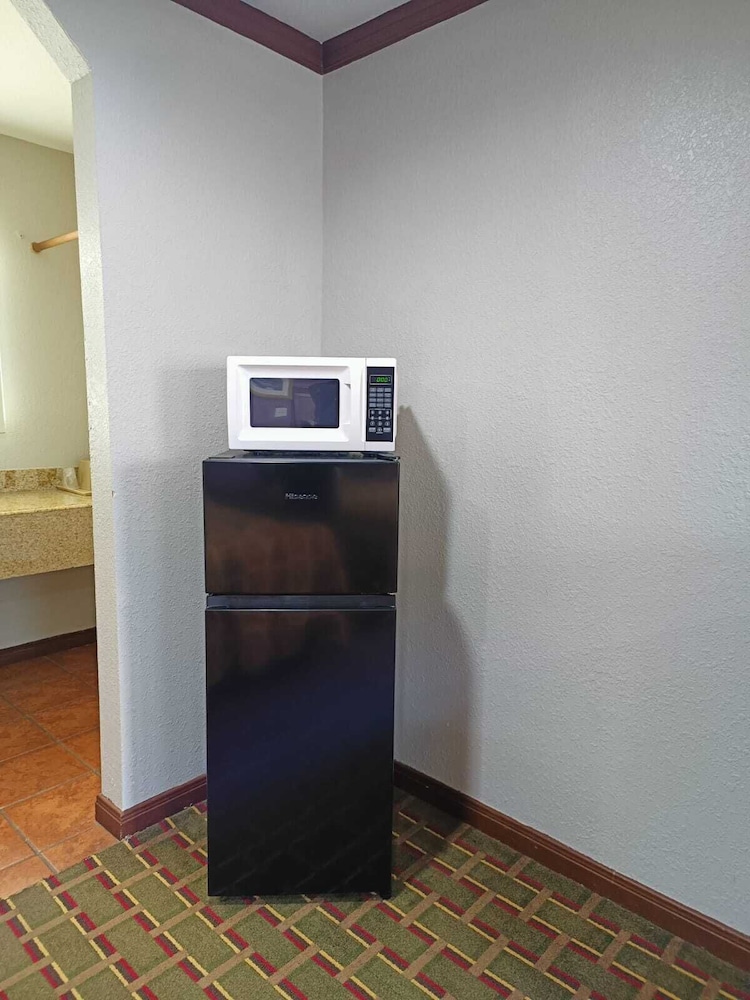 American Inn & Suites By Capital O Victoria US-59