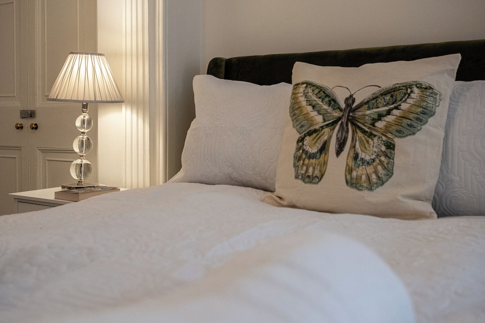 Garden Flat Apartment in Grosvenor Place