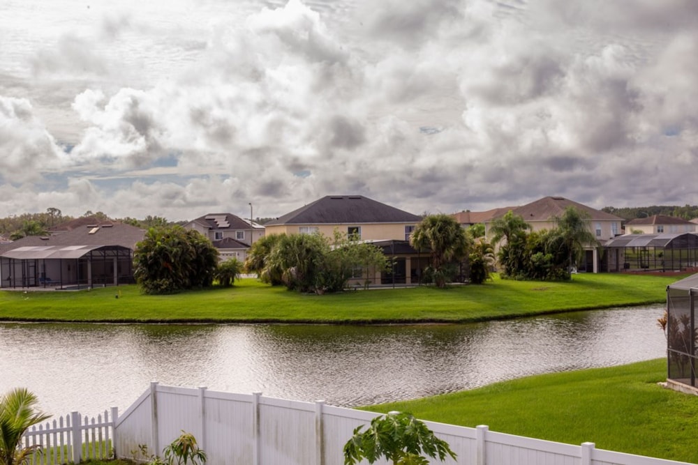 Cheerful 5 bed - 4 Bath Spacious Home