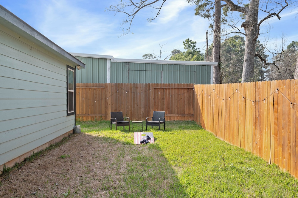 Lake Conroe Home w/ Yard: Half-mi to Boating!