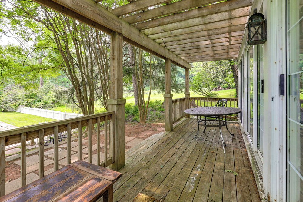Near Shops & Parks: Dog-friendly Maryland Gem