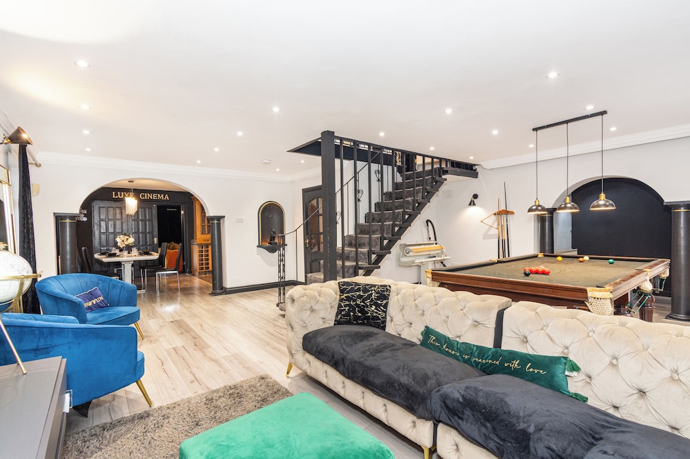Heathrow House with Hot tub and Garden