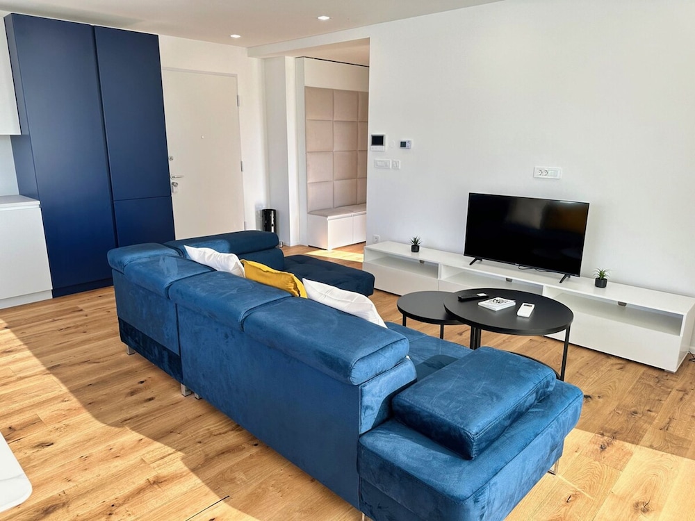 Garden Residence - Premium Castle View Apartment
