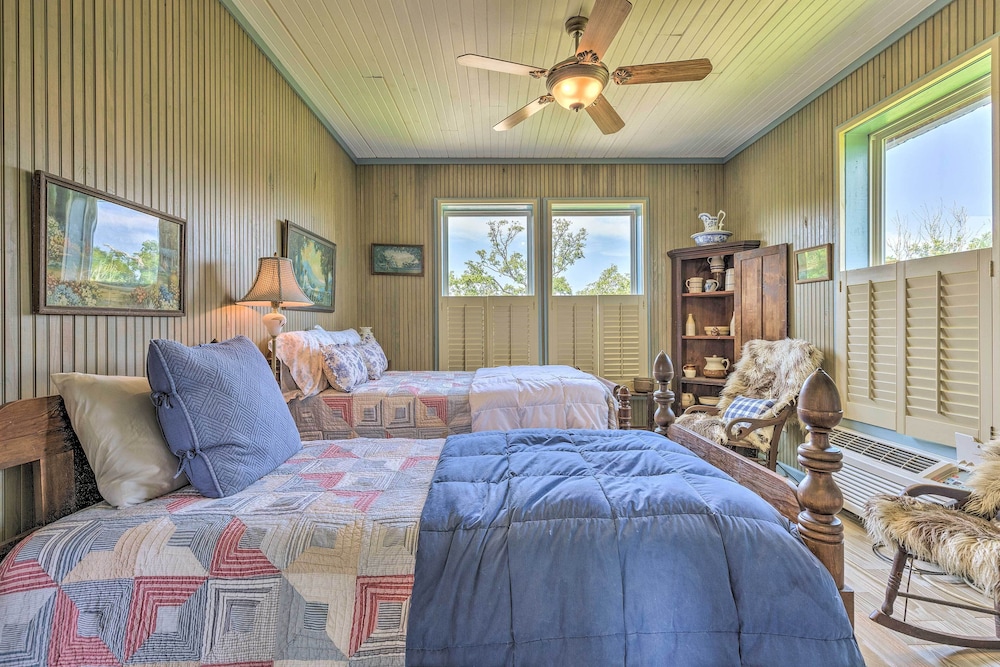 Spacious & Secluded Stilt Home on Fontaine Reserve view 2