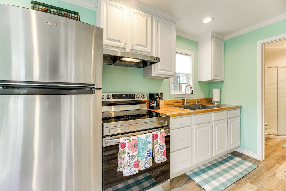 Walk to Pier & Dining: Central Rockport Cottage