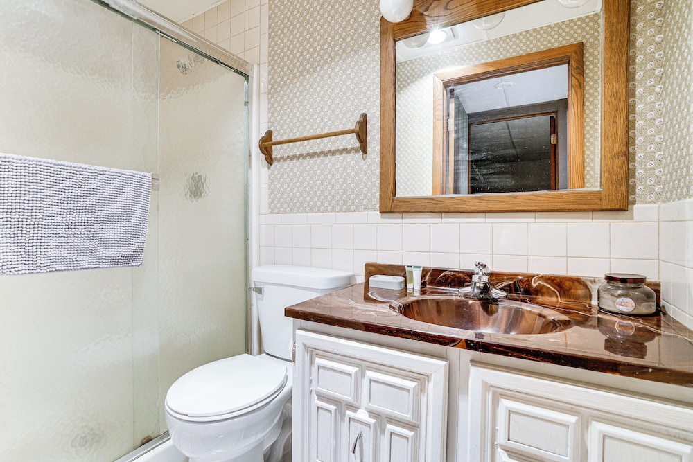 'love Lake Retreat w/ Hot Tub in New Richmond!
