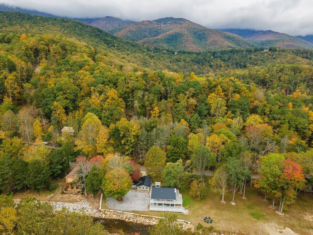 Riverside Bliss Mountain Views Cozy Fires