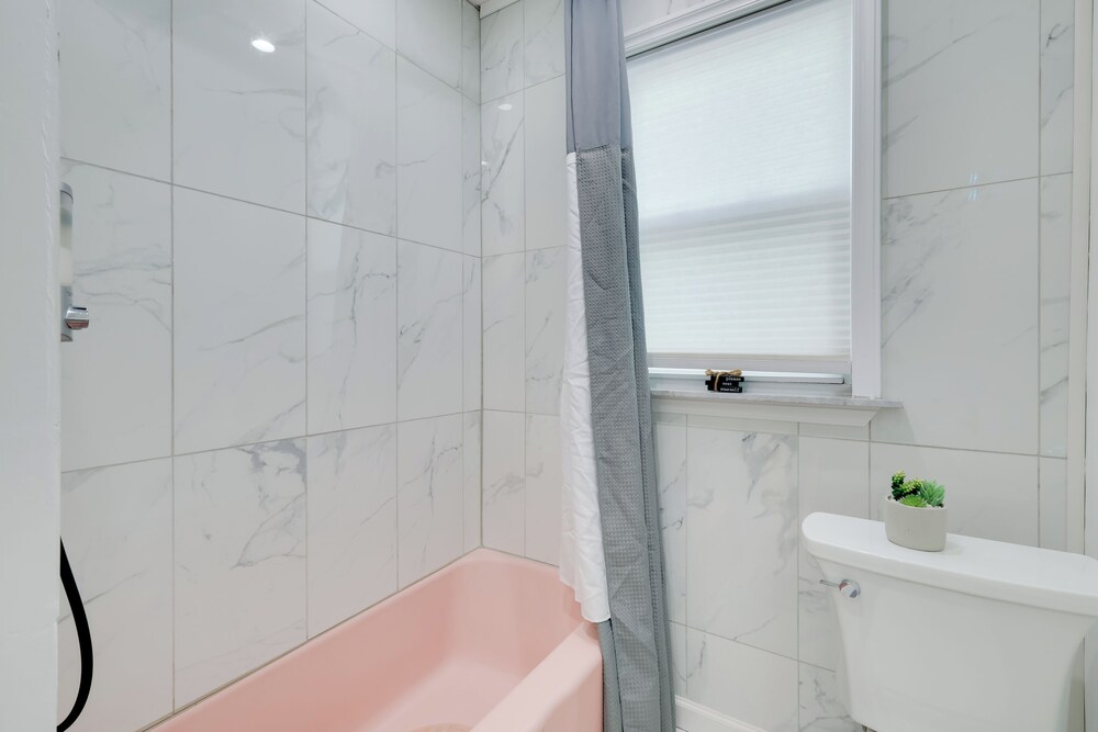 Walk to Roger Williams Park: Apt in Providence!