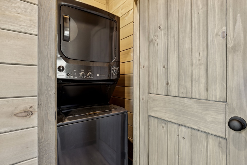 Jerne To The Top 4 Bedroom Cabin