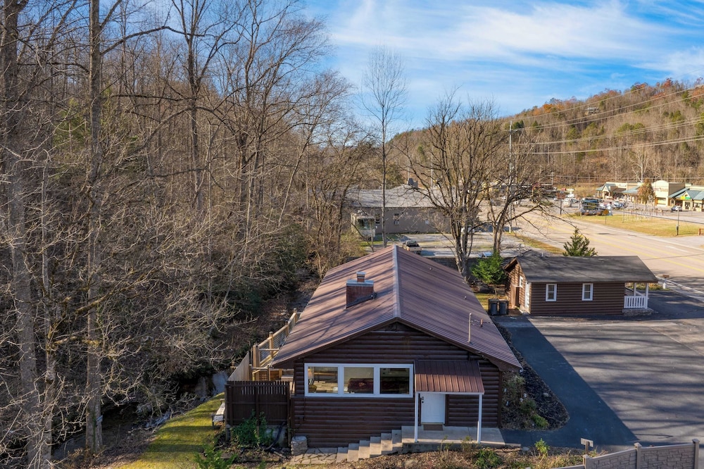 Creekside Haven by Avantstay Hot Tub, Fire Pit, Outdoor Dining Area Nestled Next to Creek