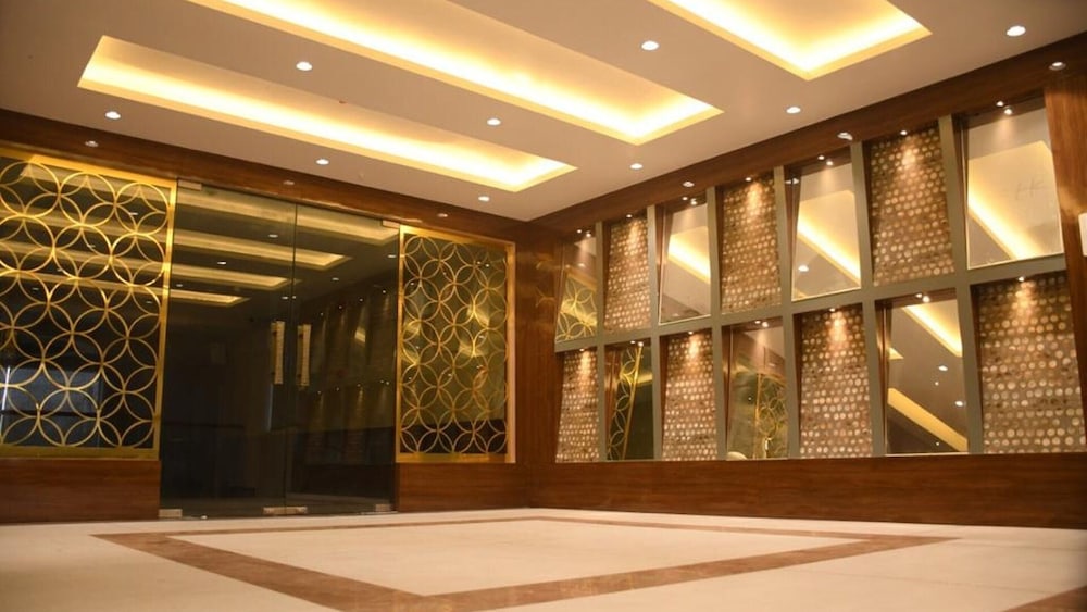 Lobby & Reception