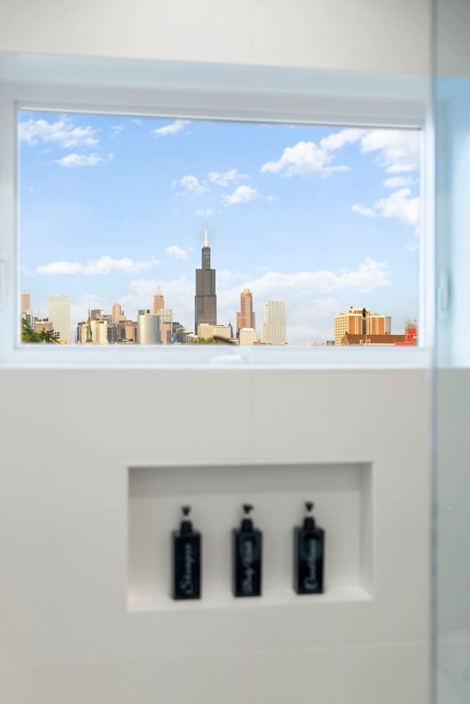 New 3bed 2bath Condo With Parking by United Center