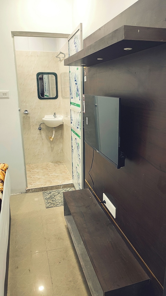 taj plaza paying guest house