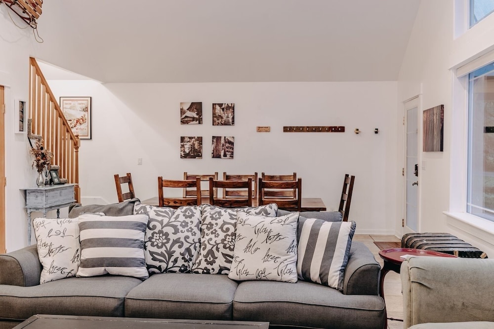 01sl - Hot Tub - Pet Friendly - Bbq - Sleeps 8 3 Bedroom Home by RedAwning