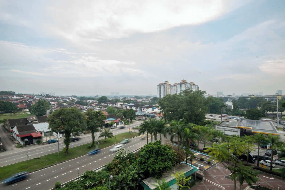 Stylish 4BR Near Paradigm Mall, Pool, Free Parking