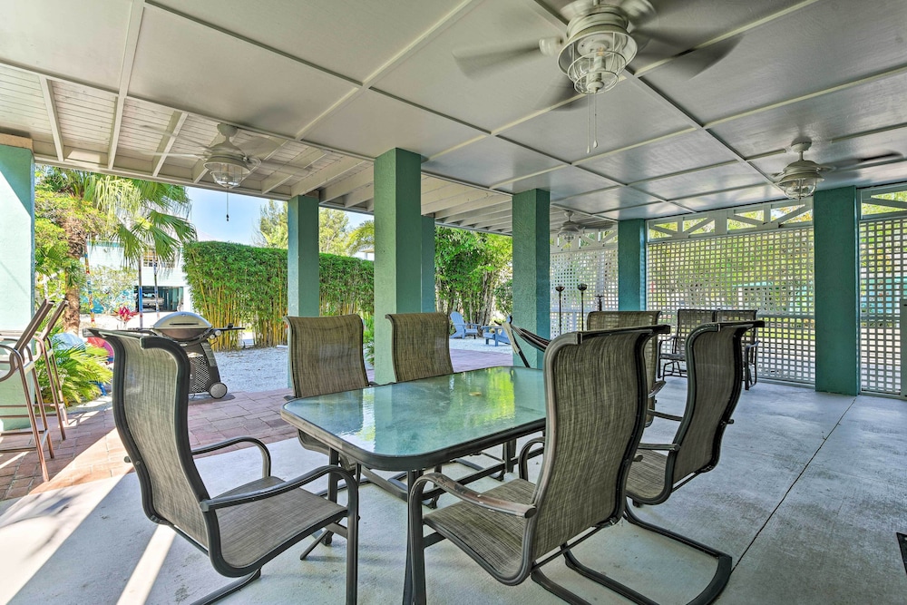 Steps to Ocean & Bay: Bradenton Beach Townhome!