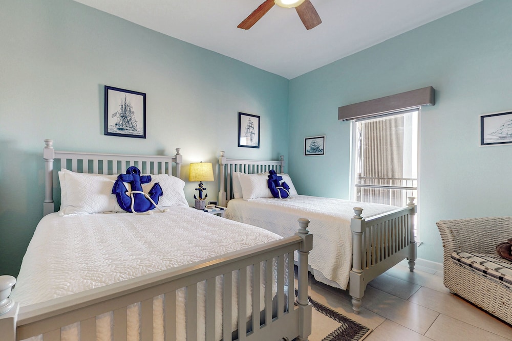 Gorgeous 3BR Penthouse w/ Lanai Facing the Gulf