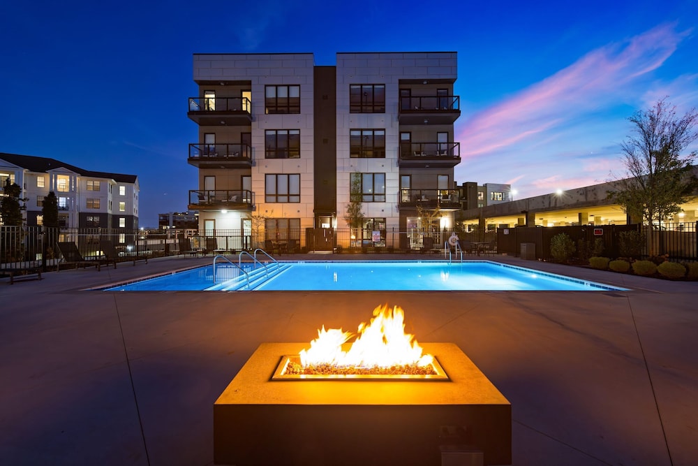 Wonderstruck Walkable Midtown Location at Odyssey Pool BBQ Fitness Room
