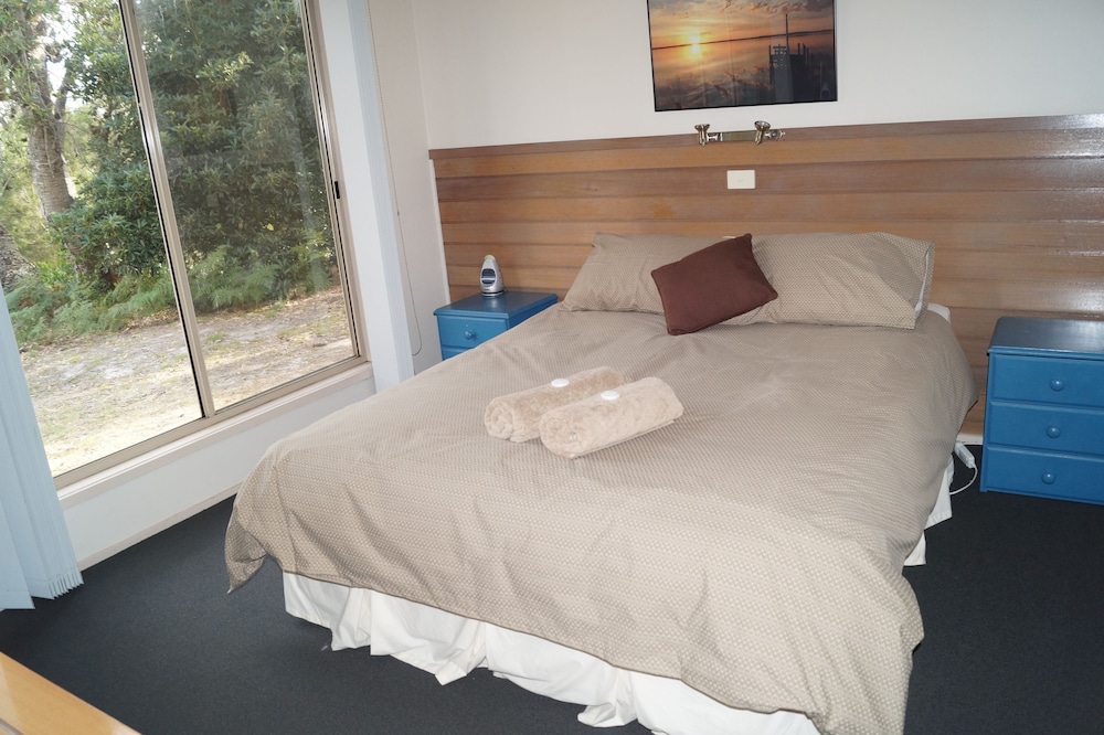 Waterfront Retreat At Wattle Point