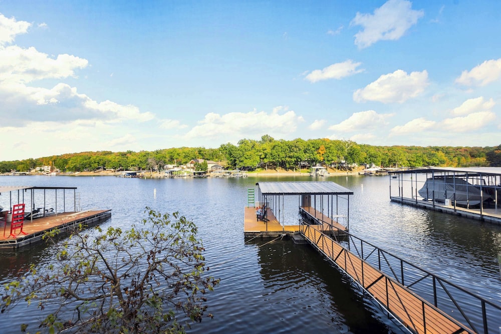Sunrise Oasis - Enjoy Lakefront Living