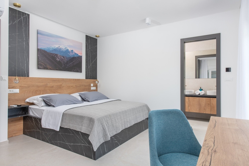 Villa River Rose with pool and jacuzzi, near the river beach