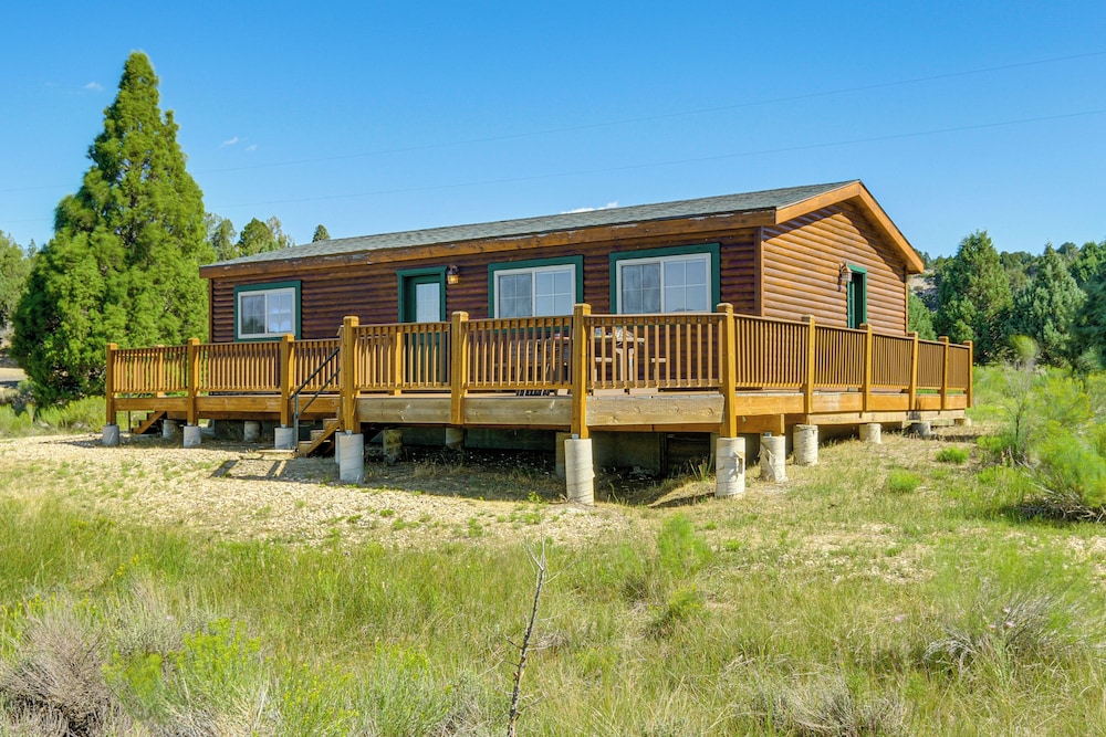 Ideal Base Near Zion & Bryce Canyon Nat'l Parks! view 2
